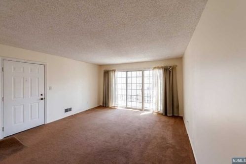 565 Holly Ct, Mahwah NJ  07430-3436 exterior