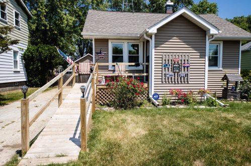 916 83rd St, Kenosha, WI 53143-6117