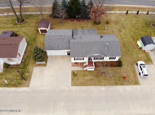 1893 Latas Ln, Meskegon MI 49442-6835 exterior
