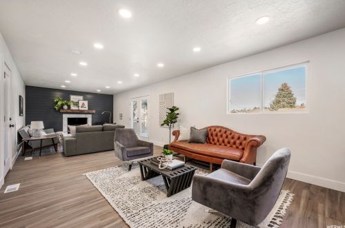 2447 Robidoux Rd, Sandy UT 84093-1129 exterior