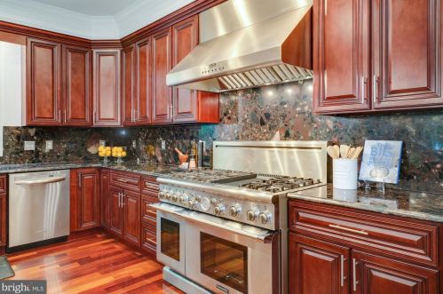 8505 Carlynn Dr, Bethesda MD 20817-4310 exterior