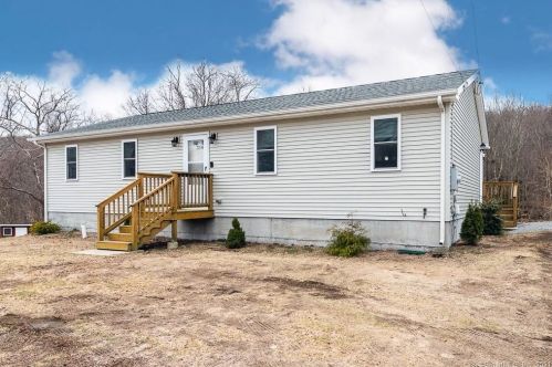 334 Maple Ave, Uncasville CT 06382-2018 exterior