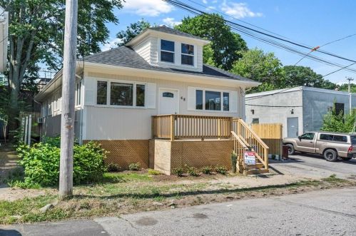 68 Hathaway St, Providence, RI 02907-3726