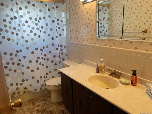 4 Dolly Dr, Commack NY 11725-2305 exterior