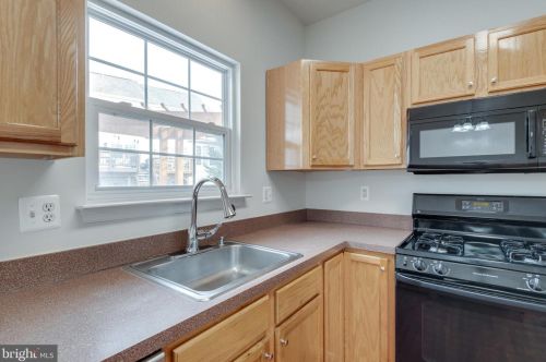 581 Kalmia Sq, Leesburg VA 20176-4037 exterior