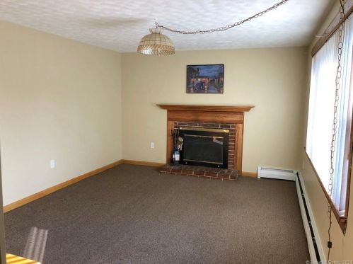 17 Sam St, Enfield CT 06082-5717 exterior