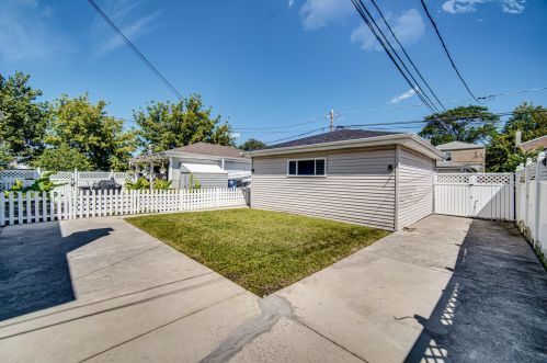 5303 Ridgeway Ave, Chicago IL 60659-1116 exterior