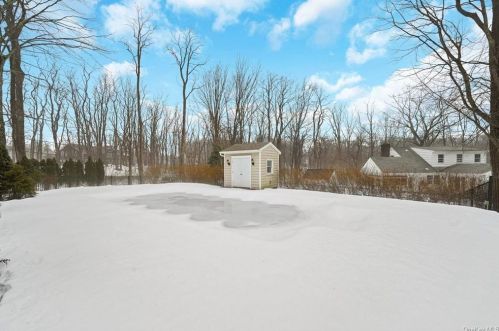 40 Cox Ave, Armonk NY 10504-2016 exterior