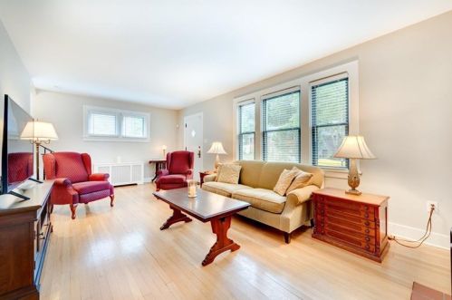 140 Inglewood Dr, Pittsburgh, PA 15228-1506