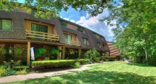 18 Brook Hill Ln, Rochester NY  14625-2240 exterior