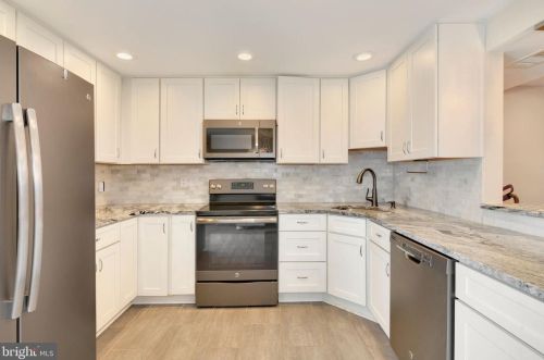 6463 Lacrosse Ln, Glen Burnie MD 21061-8823 exterior