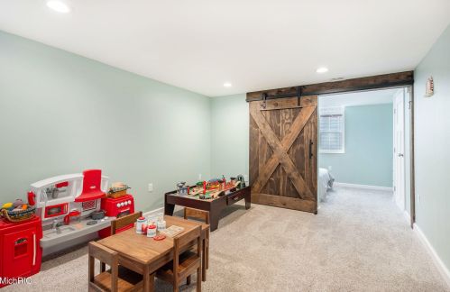 1953 Evergreen St, Grand Rapids MI 49506-4141 exterior