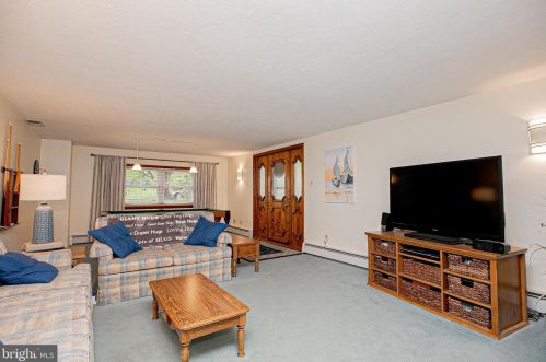 66 Red Lion Rd, Huntingdon Valley PA 19006-6436 exterior