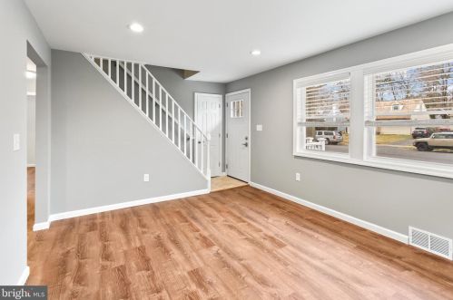 37 Steinway Ave, Trenton, NJ 08618-1618