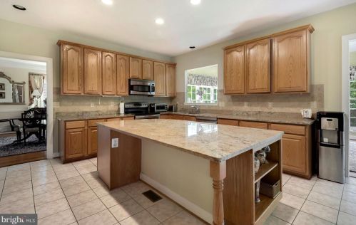 10720 Cloverbrooke Dr, Rockville MD 20854-6372 exterior