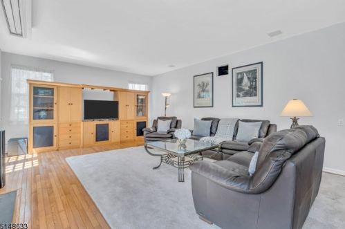 33 Heinrick Way, Bridgewater NJ 08807-5660 exterior