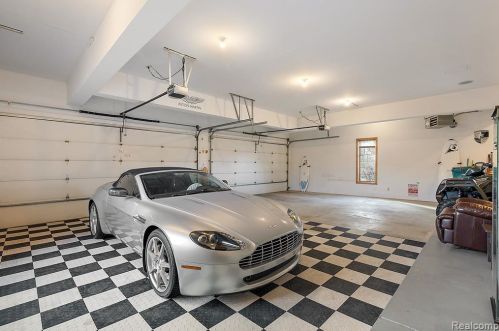 2384 Pebble Crk Dr, Rochester MI 48363-2228 exterior