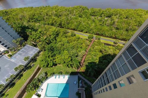 5550 Heron Point Dr, Naples FL 34108-2848 exterior