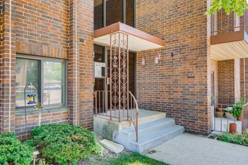 105 Arlington Ave, Elmhurst, IL 60126-3570