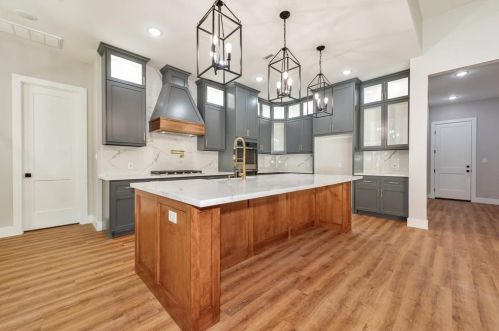 302 Edgewood Dr, Montgomery TX exterior