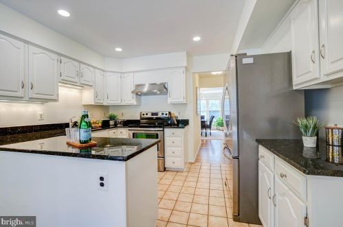 10135 Crestberry Pl, Bethesda MD 20817-1266 exterior