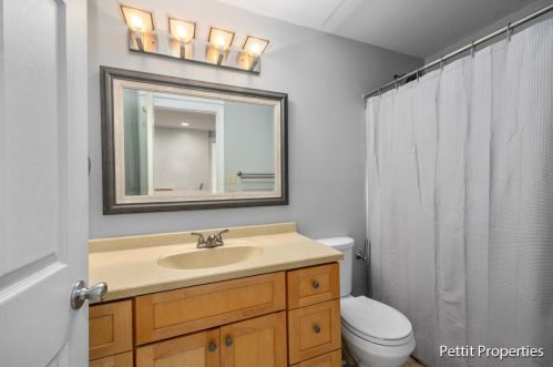 963 Knapp St, Grand Rapids MI 49505-4419 exterior