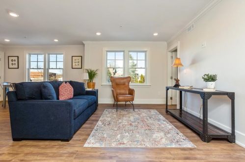 20 Bowery St, Middletown, RI 02840-3562