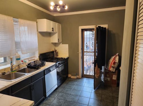 8030 Eberhart Ave, Chicago IL 60637-2484 exterior