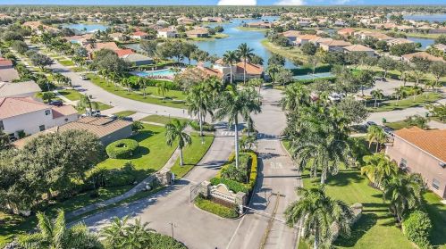 2071 Grv Dr, Naples FL 34120-1420 exterior