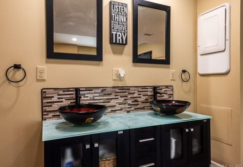 334 Maple Ave, Uncasville CT 06382-2018 exterior