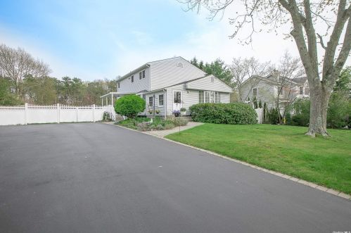 167 Blake Ave, Bohemia, NY 11716-3418