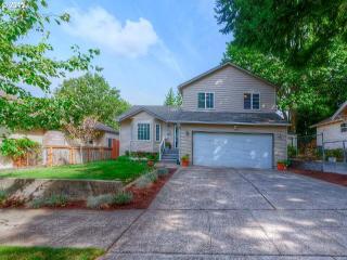 3813 Raymond St, Portland OR  97236-3934 exterior