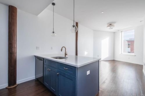 136 Main St, New Britain CT  06051-1915 exterior