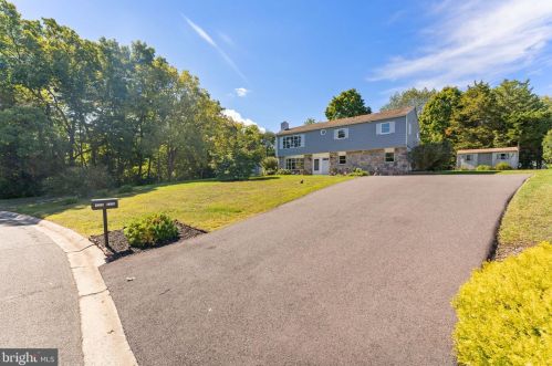 1224 Woodmere Dr, Pottstown, PA 19464-2720