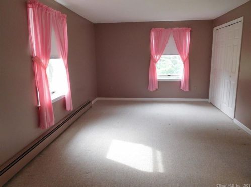 2 Somers Rd, Enfield CT 06082-3226 exterior