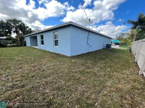 1937 Beauregard St, Fort Pierce FL  34953-1752 exterior