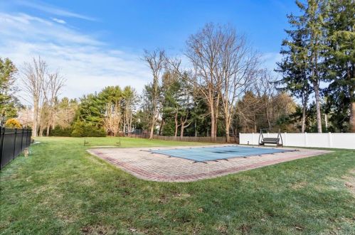 40 Easton Rd, Westport CT 06880-2215 exterior