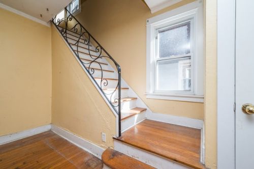 5735 Pocusset St, Pittsburgh PA 15217-2218 exterior