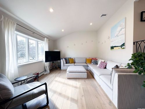 4 Cutchogue Ln, Commack NY  11725-4207 exterior