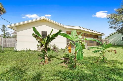 2632 44 St, Naples FL 34116-7920 exterior