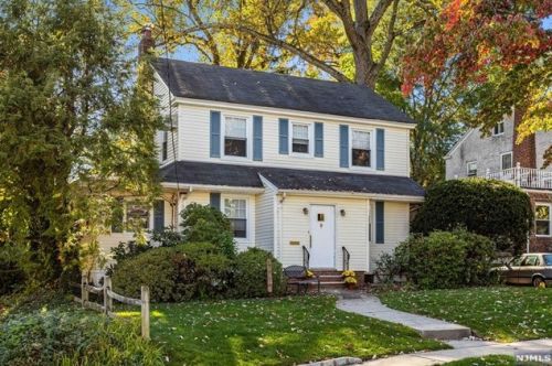 302 Englewood Ave, Teaneck NJ 07666-6039 exterior