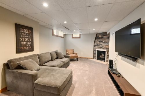 8465 Ravenswood Cir, Milwaukee WI 53226-4653 exterior