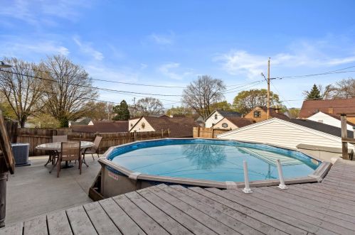 4249 1 Pl, Milwaukee WI 53207-3233 exterior