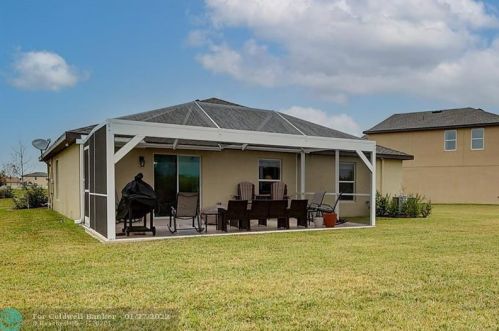 916 Bent Creek Dr, Fort Pierce FL  34947-1330 exterior