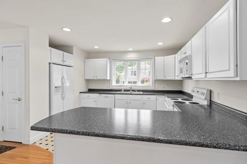 49 Vineyard Dr, Stratham NH  03885-6529 exterior