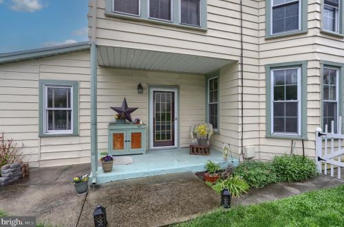 273 Main St, Hummelstown PA 17036-1721 exterior