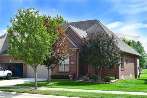 22740 Amber River Dr, Macomb Township, MI 48042-4651