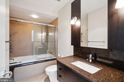 1433 Bainbridge St, Philadelphia PA 19146-2121 exterior