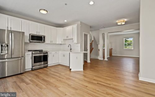 3805 Eisenhower Ave, Alexandria VA 22304-6427 exterior