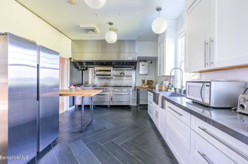 2 Kemble St, Lenox MA 01240-2816 exterior